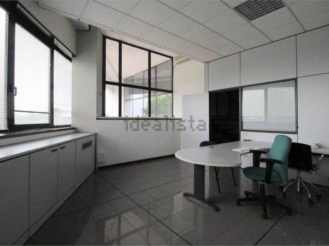 Ufficio in affitto di 300 m²