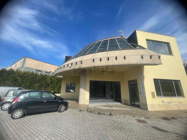 Ufficio in affitto di 300 m² in Contrada Difesa, 15