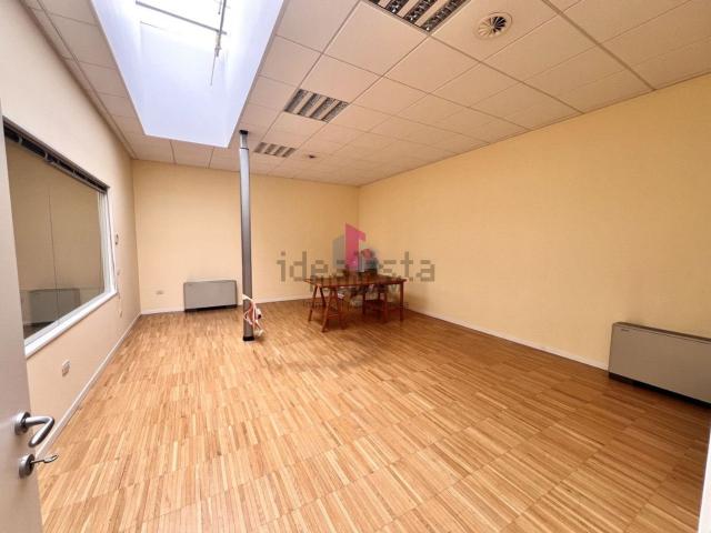 Ufficio in affitto di 300 m² in Via Carlesse, 69