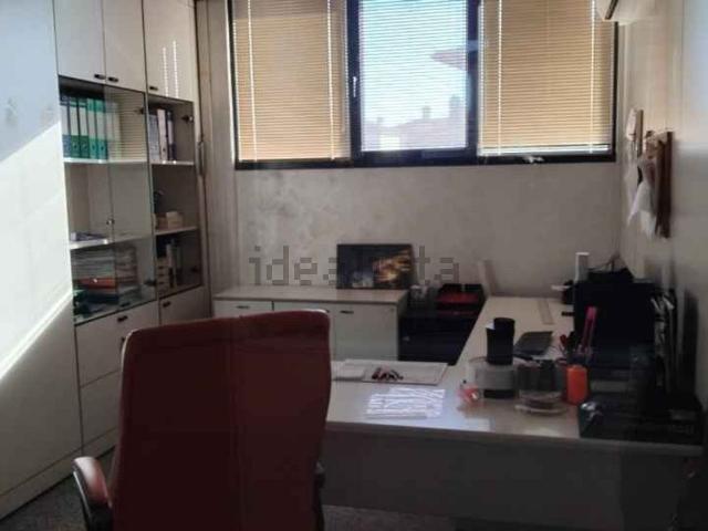 Ufficio in affitto di 300 m² in Via Feltrina