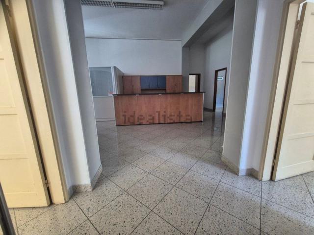 Ufficio in affitto di 300 m² in Via G. Grimelli