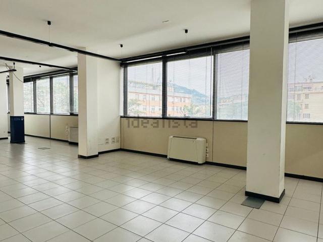 Ufficio in affitto di 300 m² in Viale Italia, 557