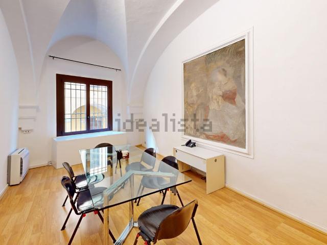 Ufficio in affitto di 318 m² in Via del Pratello