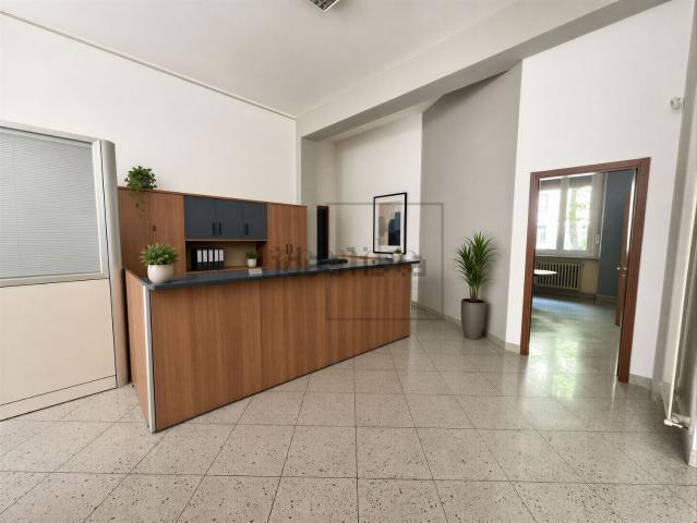 Ufficio in affitto di 319 m² in Via Ernesto Papazzoni, 51
