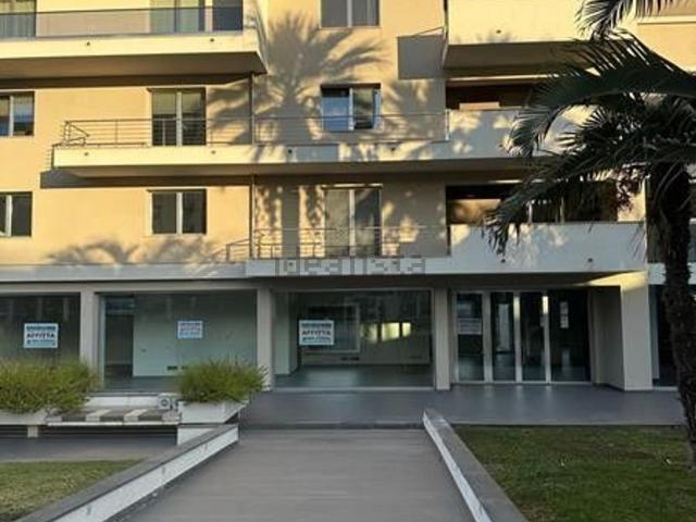 Ufficio in affitto di 310 m²