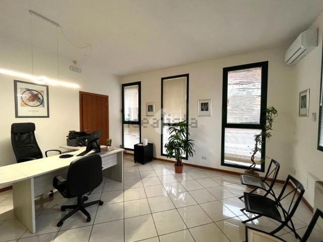 Ufficio in affitto di 31 m² in Via G. Pascoli, 5