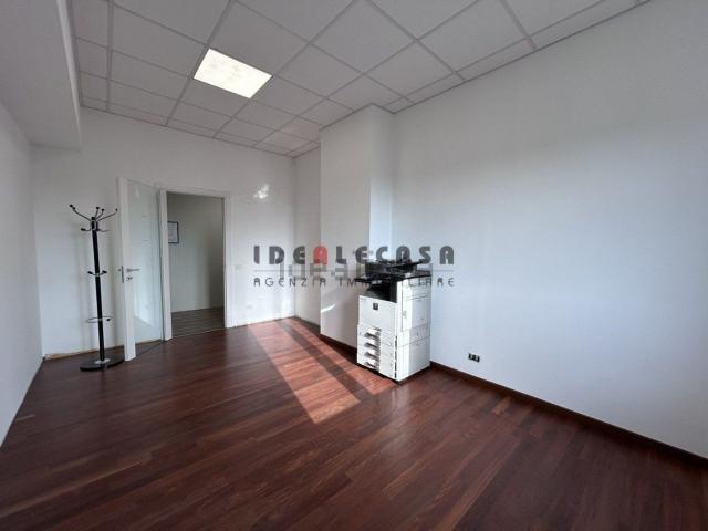 Ufficio in affitto di 324 m² in Via Galileo Galilei