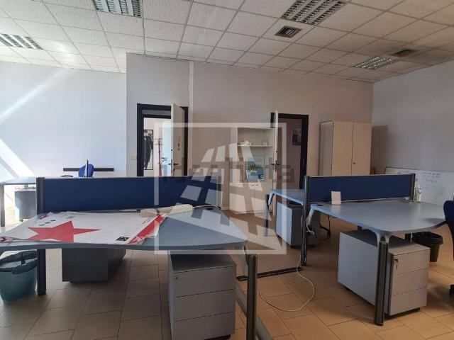 Ufficio in affitto di 320 m² in Via John Fitzgerald Kennedy, 71