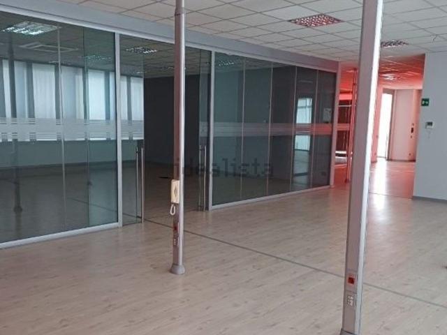 Ufficio in affitto di 330 m² in Viale dello Sport