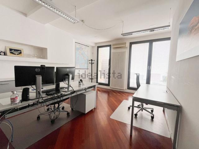 Ufficio in affitto di 365 m²