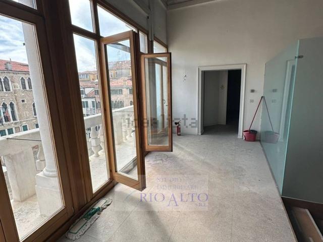 Ufficio in affitto di 360 m²
