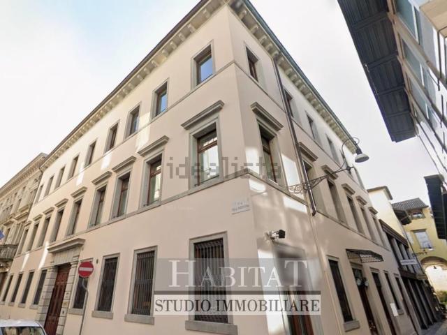 Ufficio in affitto di 360 m² in Via della Prefettura
