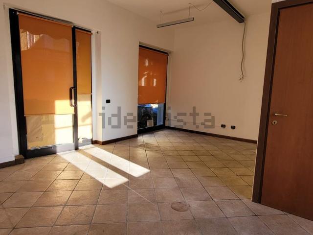 Ufficio in affitto di 36 m² in Via Roma, 69