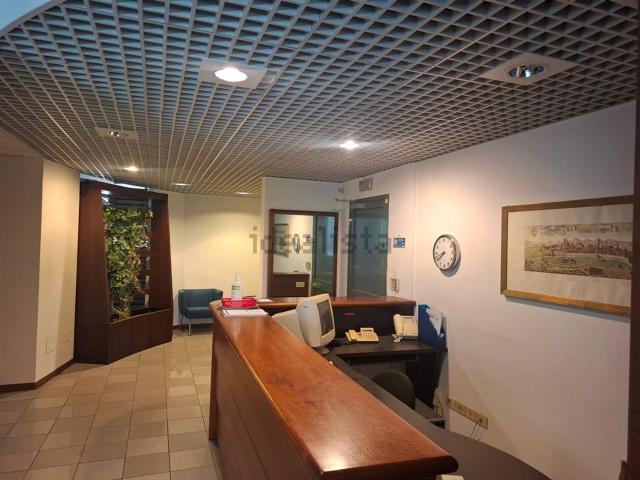 Ufficio in affitto di 375 m² in Via Emilio Abati