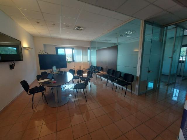 Ufficio in affitto di 380 m² in Via Enrico Fermi
