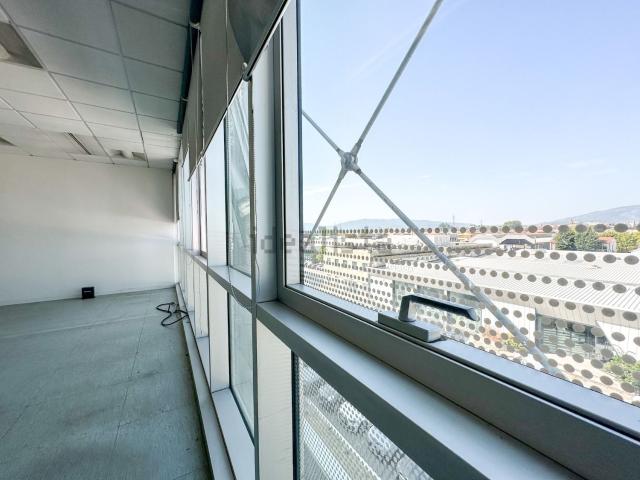 Ufficio in affitto di 380 m² in Via Luigi Galvani