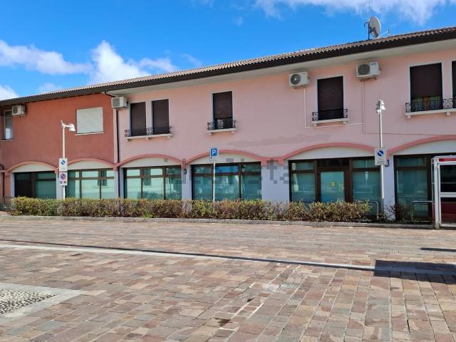 Ufficio in affitto di 380 m² in Via Roma