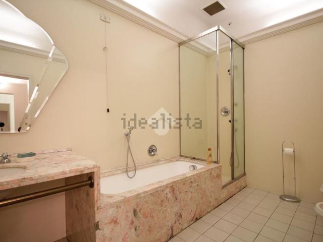 Ufficio in affitto di 395 m² in Via San Vitale, 55