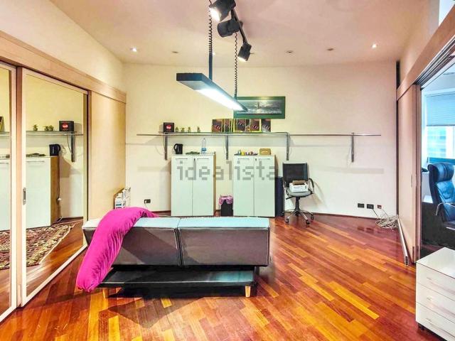 Ufficio in affitto di 390 m² in Via Vecchia Ferriera, 10