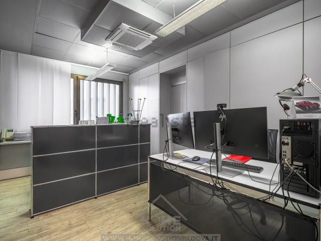 Ufficio in affitto di 420 m² in Via Giambellino, 5