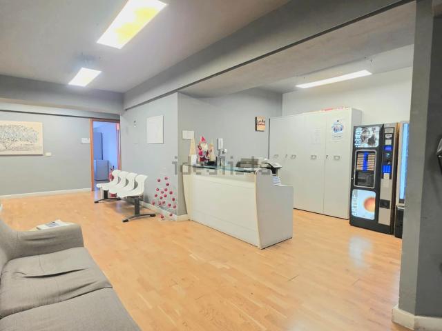 Ufficio in affitto di 438 m² in Via Bartolomeo da Neocastro, 4