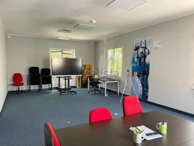 Ufficio in affitto di 440 m² in Viale dell&apos  Industria