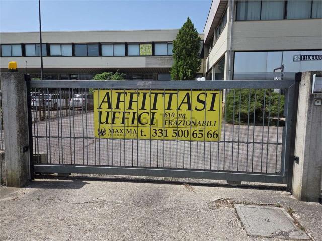 Ufficio in affitto di 450 m²