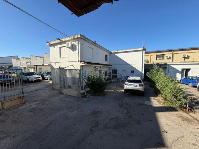 Ufficio in affitto di 450 m² in Via Botteghelle