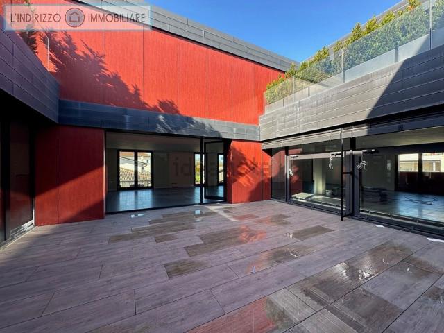Ufficio in affitto di 450 m² in Via Roma