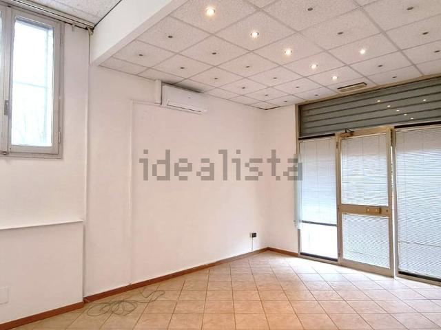 Ufficio in affitto di 45 m² in Via Genuzio Bentini, 8