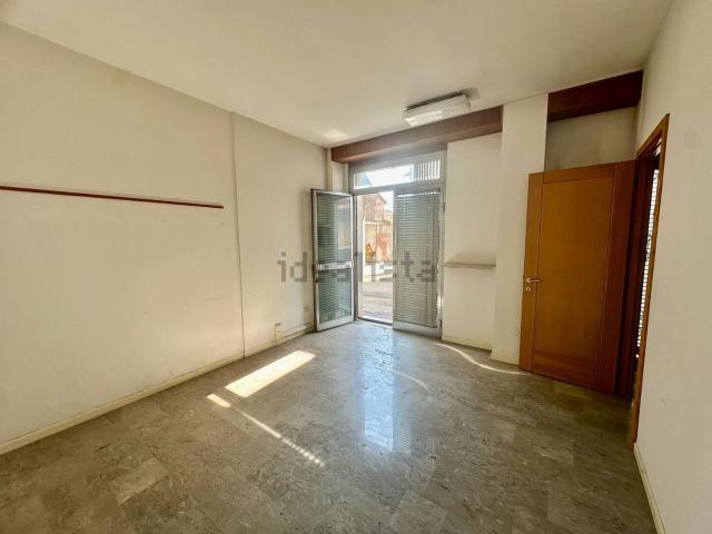 Ufficio in affitto di 45 m² in Via F. Filzi, 64