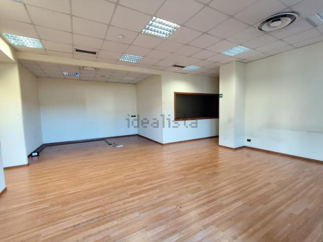 Ufficio in affitto di 465 m² in Via Cesare Battisti