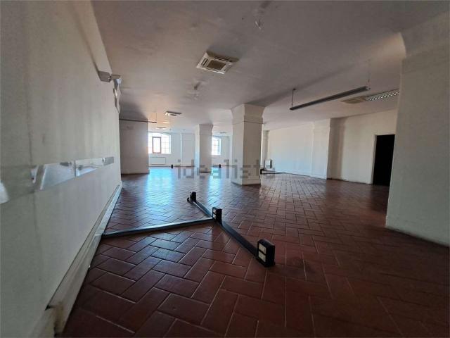 Ufficio in affitto di 465 m² in Via degli Scali della Dogana D&apos Acqua, 43