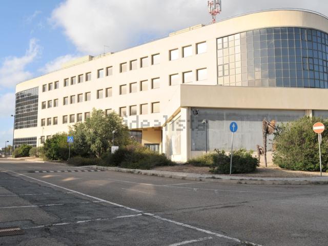 Ufficio in affitto di 500 m² in Via Giua