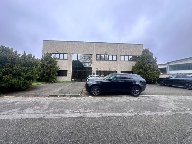 Ufficio in affitto di 500 m² in Via Ugo Foscolo, 21
