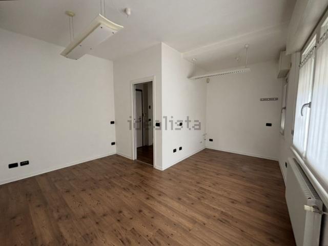Ufficio in affitto di 57 m²