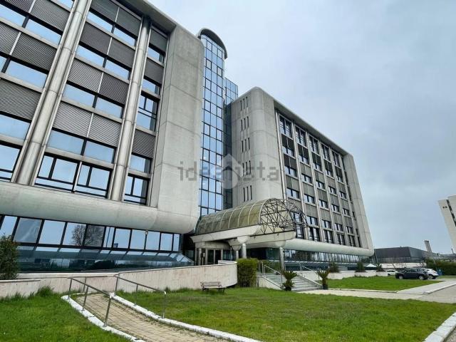 Ufficio in affitto di 600 m² in Via Enrico Mattei, 102