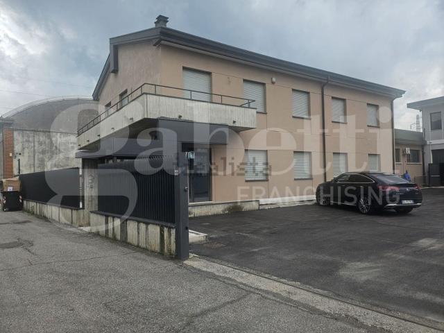 Ufficio in affitto di 600 m² in Via Riccardo Felici, 10