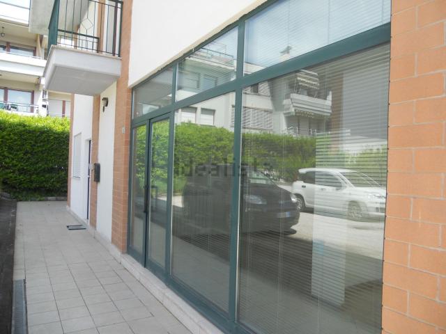 Ufficio in affitto di 60 m² in Via Molise, 10