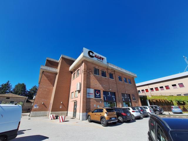 Ufficio in affitto di 615 m² in Via Colle delle Api, 105