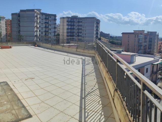 Ufficio in affitto di 638 m² in Via Lussemburgo, 15