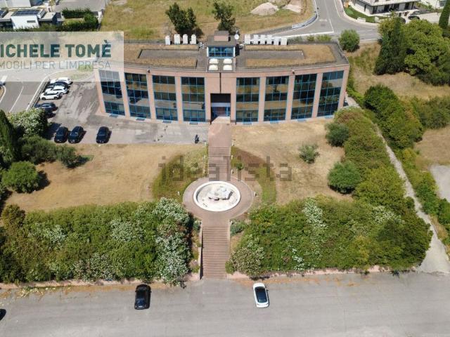Ufficio in affitto di 660 m² in Via Giovanni Pascoli
