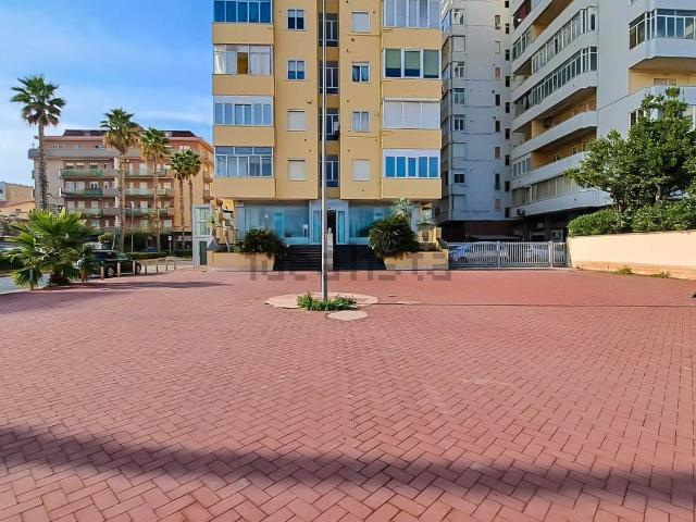 Ufficio in affitto di 680 m² in Via Aldo Moro, 9