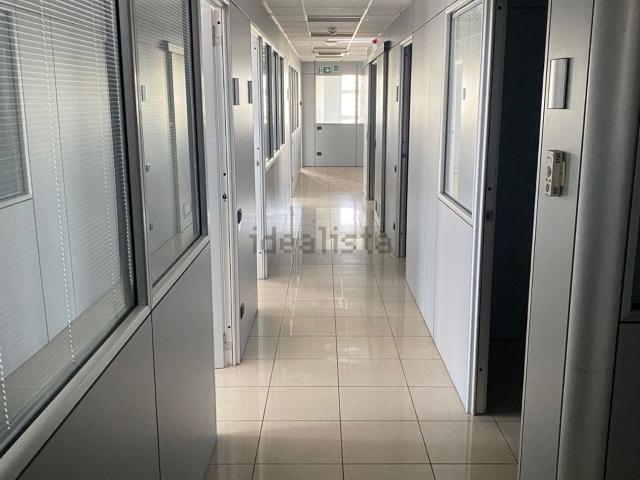 Ufficio in affitto di 700 m²