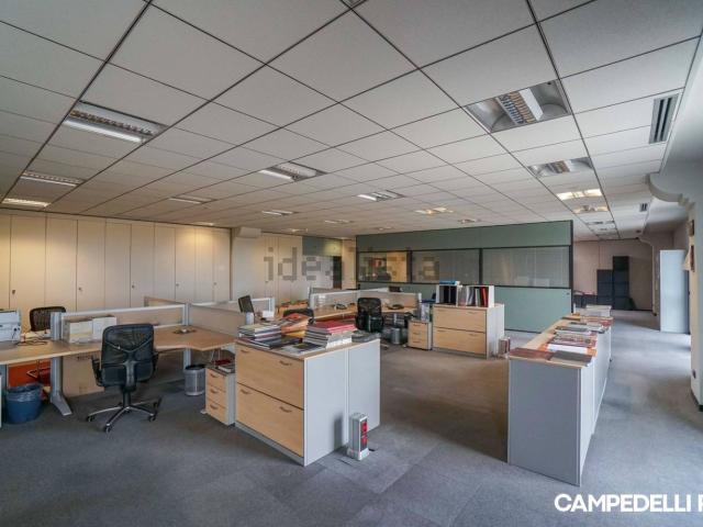 Ufficio in affitto di 700 m²