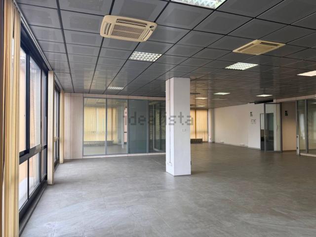 Ufficio in affitto di 700 m² in Via Aurelio Saffi, 45