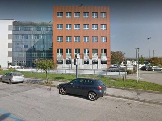 Ufficio in affitto di 738 m² in Via Vecchia Ferriera
