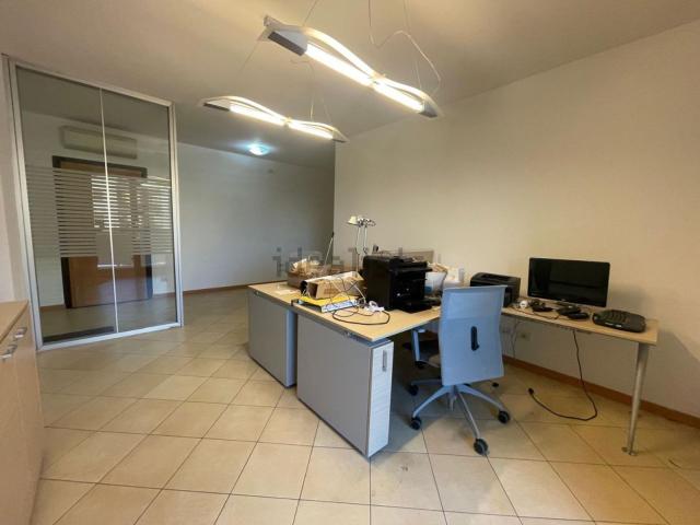 Ufficio in affitto di 75 m²