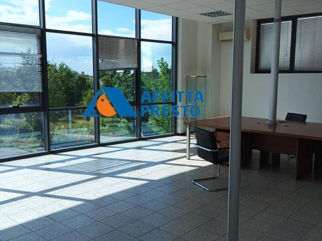 Ufficio in affitto di 75 m² in Via Campolungo
