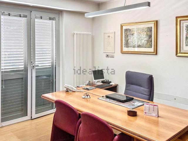 Ufficio in affitto di 77 m² in Viale Giovanni Bovio, 91